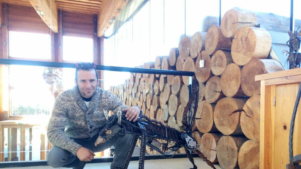 El soriano Héctor de Miguel posando con una de sus creaciones / HDS