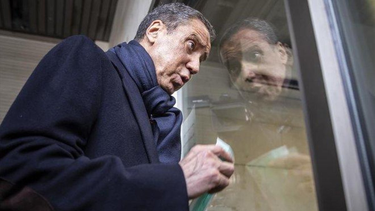 Eduardo Zaplana, en los juzgados de Valencia, donde acude regularmente a firmar para cumplir con la medida preventiva que le impuso la jueza.-MIGUEL LORENZO