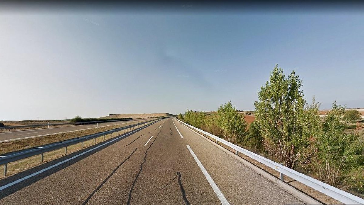 Imagen de un trozo de la A-66, entre Benavente y León, en la que se puede ver su mal estado.-- EL MUNDO