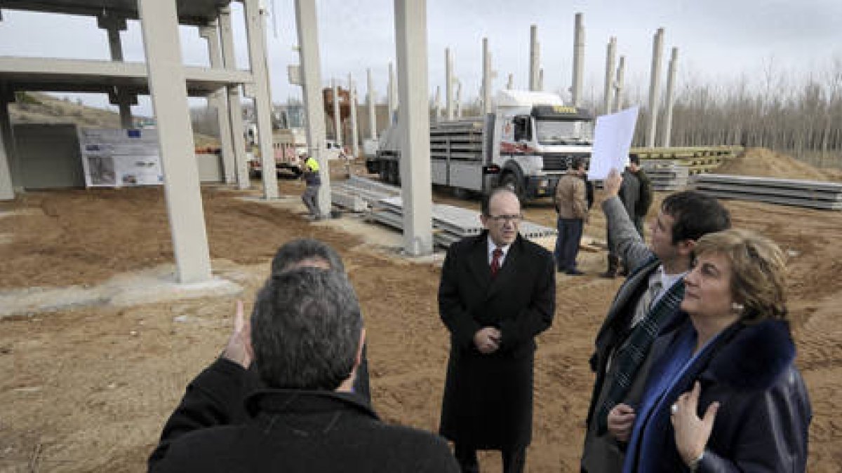 María Jesús Ruiz y José Manuel Jiménez siguen las explicaciones técnicas durante la visita a las obras de la depuradora de la CMA. / ÚRSULA SIERRA-
