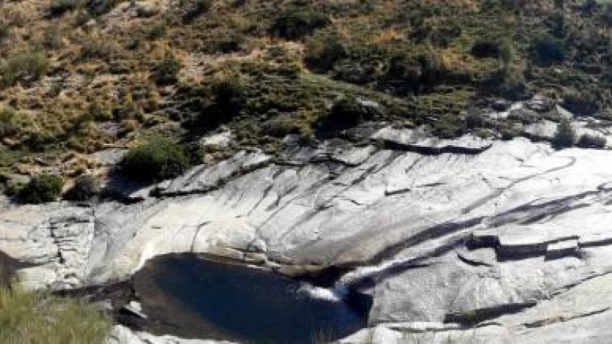 El río Tormes fluye entre las pozas unidas por lanchares en un recorrido salpicado por cascadas que constituyen una grata recompensa al esfuerzo realizado.-A.G.