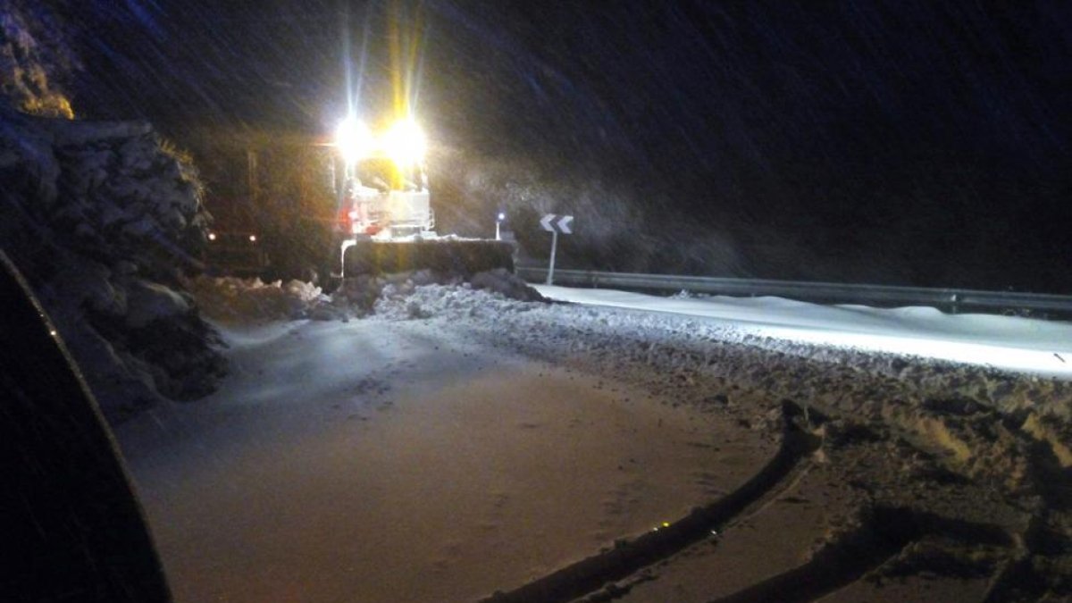 Una quitanieves abre camino en la comarca del Moncayo.-HDS