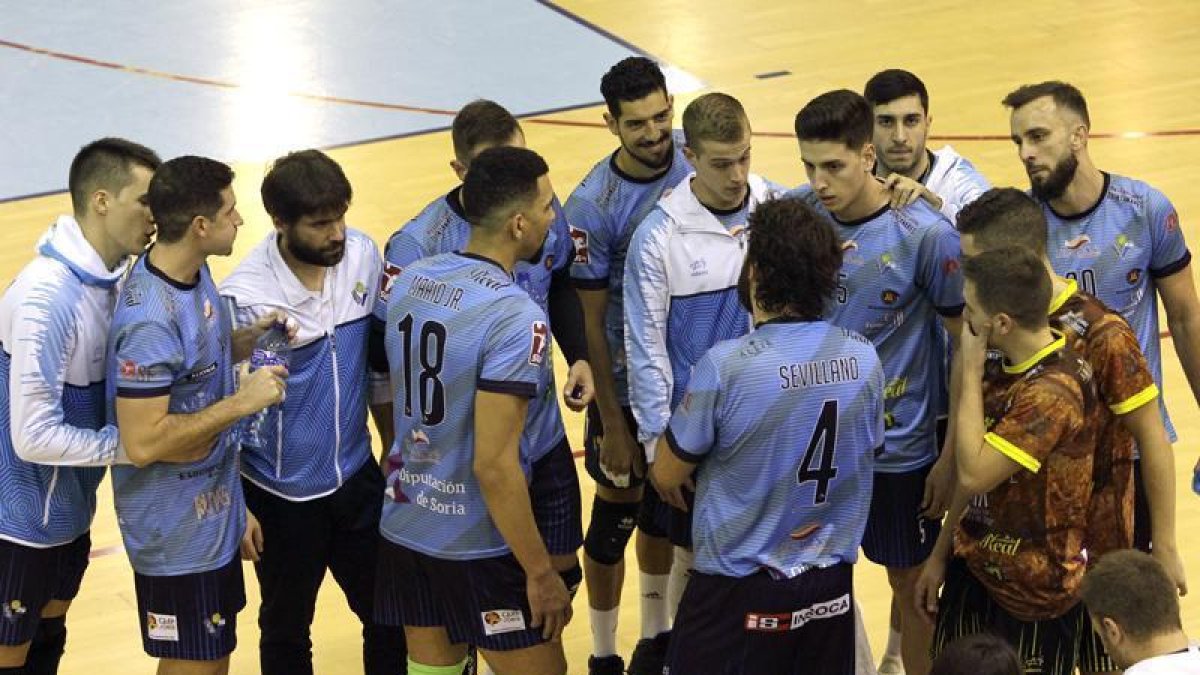 Sevillano, con el dorsal número 4, da instrucciones a sus jugadores durante uno de los partidos del Río Duero esta temporada.-LUIS ÁNGEL TEJEDOR