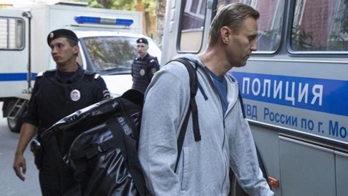 Navalny abandona el tribunal donde fue condenado hacia la prisión rodeado de agentes policiales. /-PAVEL GOLOVKIN / AP