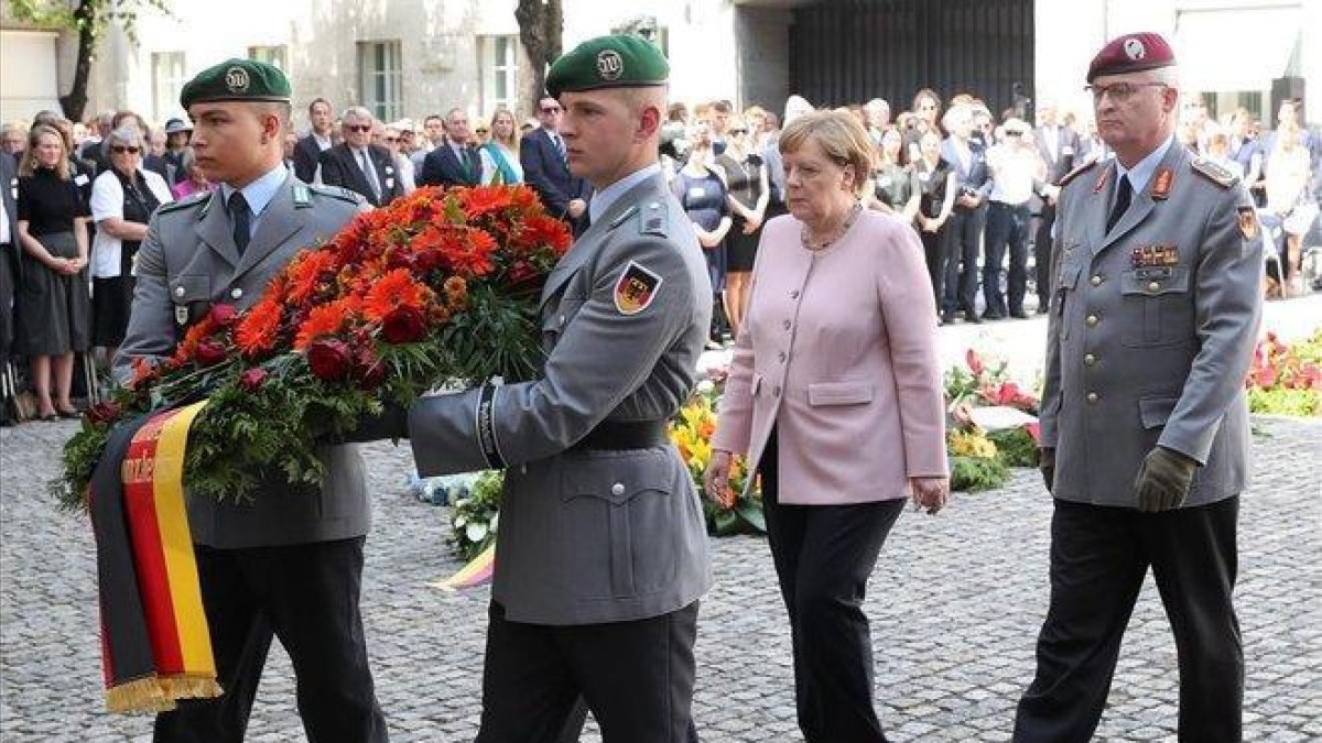 Angela Merkel, en el homenaje a los héroes de la ’Operación Walkiria’.-EFE / FELIPE TRUEBA