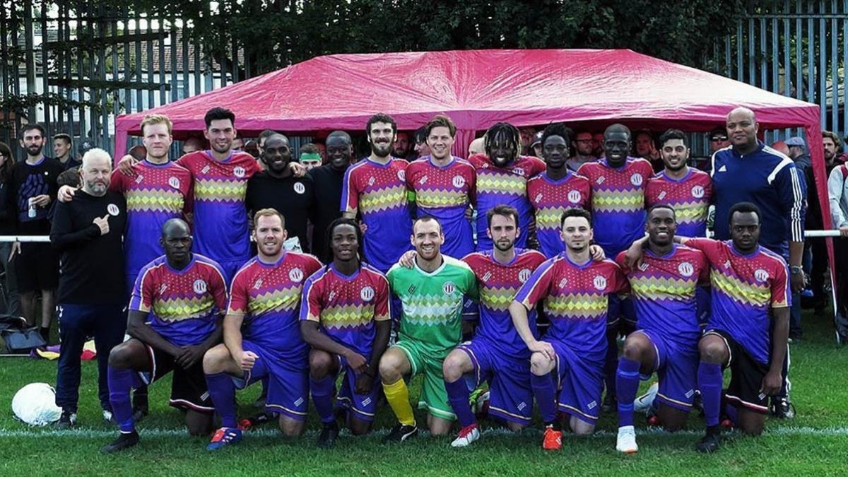 El equipo del Clapton FC, posando para los fotógrafos con su particular indumentaria.-