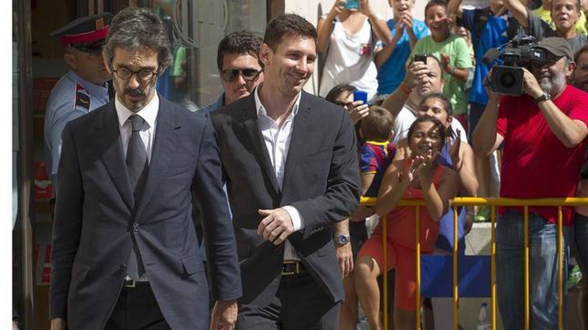 Leo Messi sale de los juzgados de Gavà tras declarar, en septiembre del 2013.-Joan Cortadellas