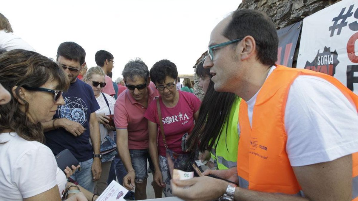 Mesa informativa de Soria Ya en la protesta de Villaciervos.-LUIS ÁNGEL TEJEDOR
