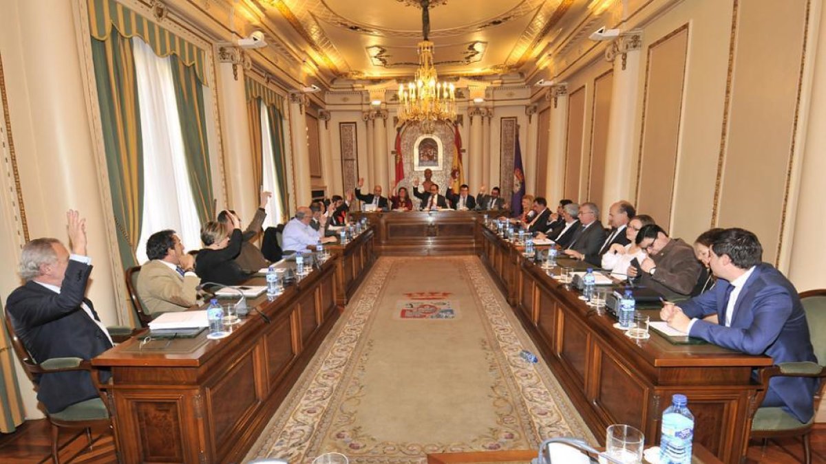 Miembros de la corporación votando en el Pleno-V.G.