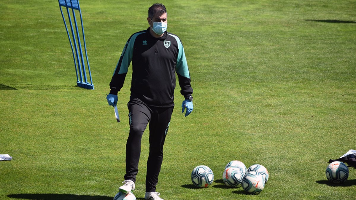 El técnico rojillo Álex Huerta. L.A.T.