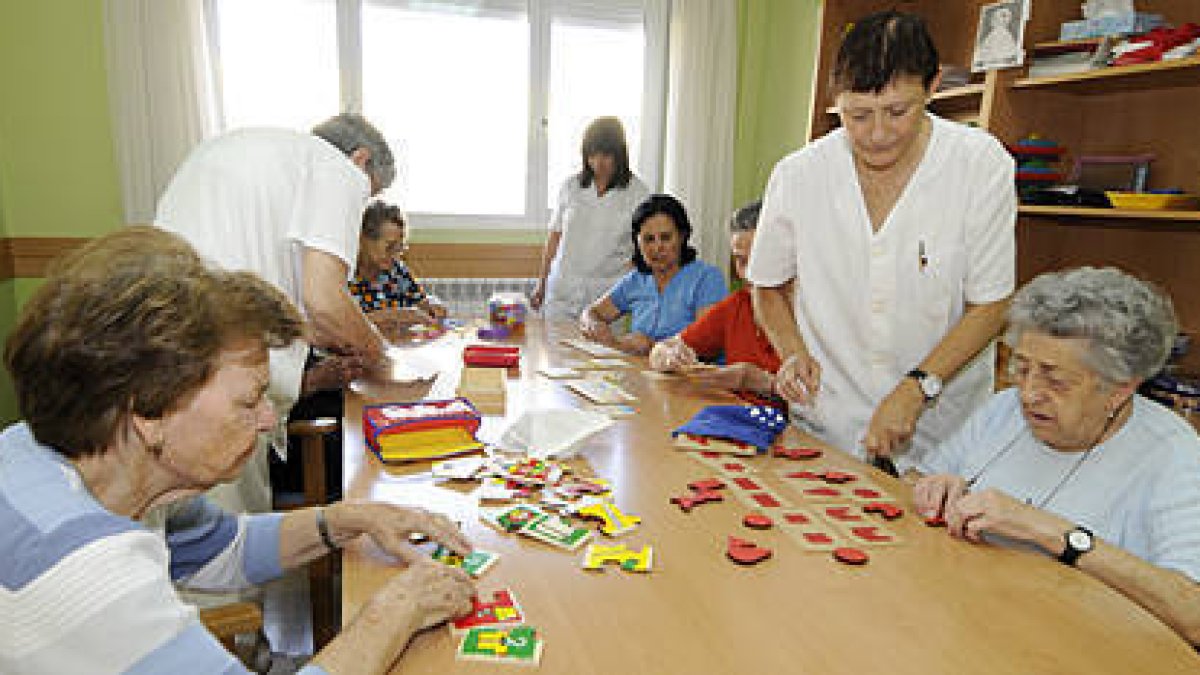 La Asociación de Familiares de Enfermos de Alzheimer promueve talleres para ayudar a los enfermos. / VALENTÍN GUISANDE-