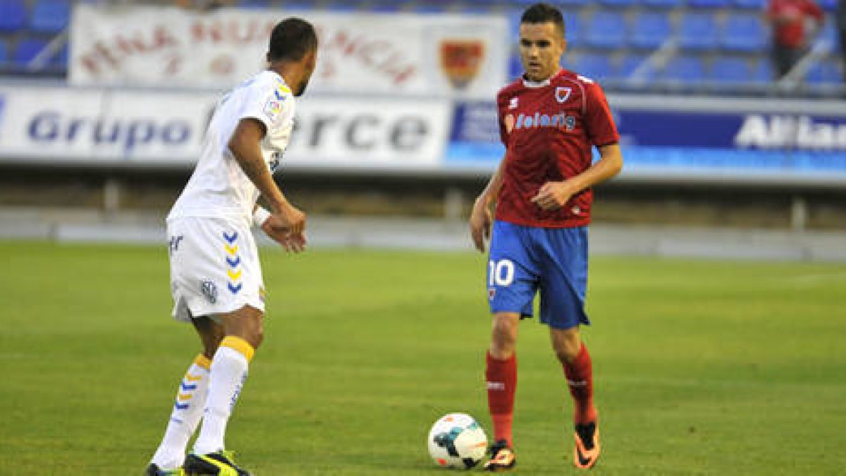 Julio Álvarez podría retrasar su posición para formar en el centro del campo que juegue en Eibar / Diego Mayor-