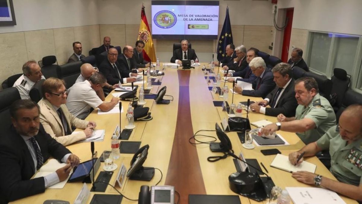 El ministro Zoido en la mesa de evaluación de la amenaza terrorista el pasado agosto.-J. J. GUILLEN (EFE)