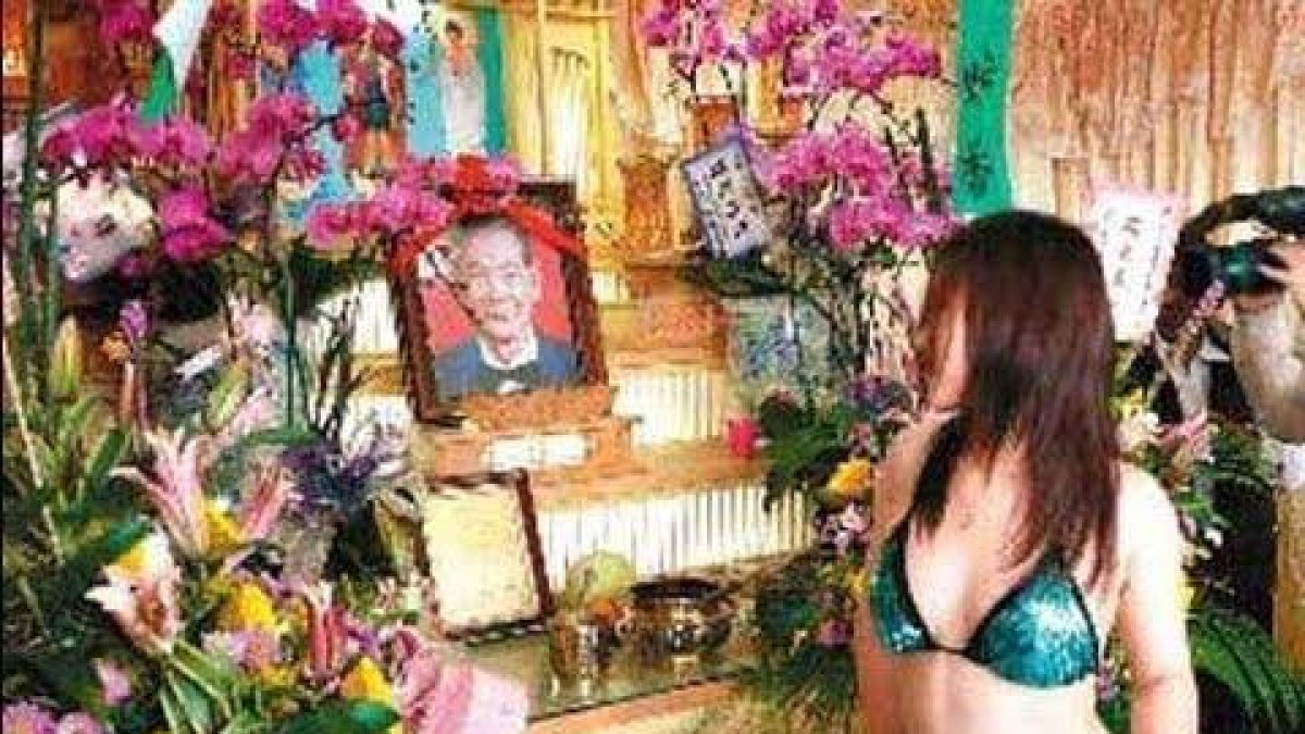 Baile erótico en honor a un fallecido en un funeral en China.-Foto: YOUTUBE