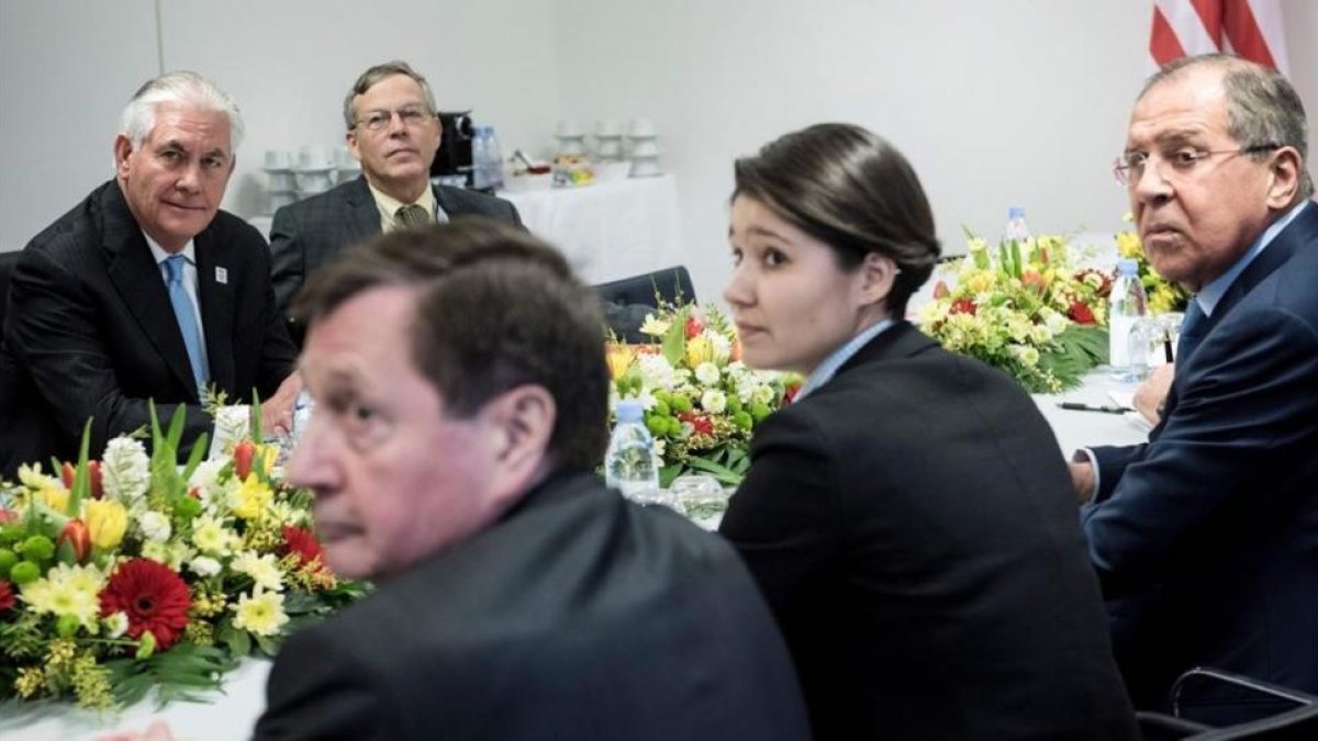 Tillerson (izquierda) y Lavrov (derecha) esperan al inicio de una reunión en Bonn, este jueves.-BRENDAN SMIALOWSKI