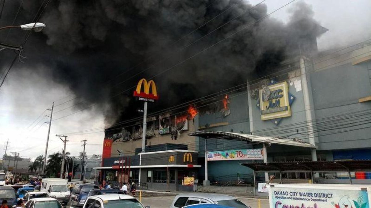 Incendio en un centro comercial en Davao (Filipinas).-SOCIAL MEDIA