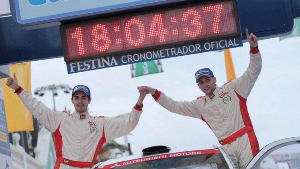 Cristian García celebra un triunfo en un rallye.-