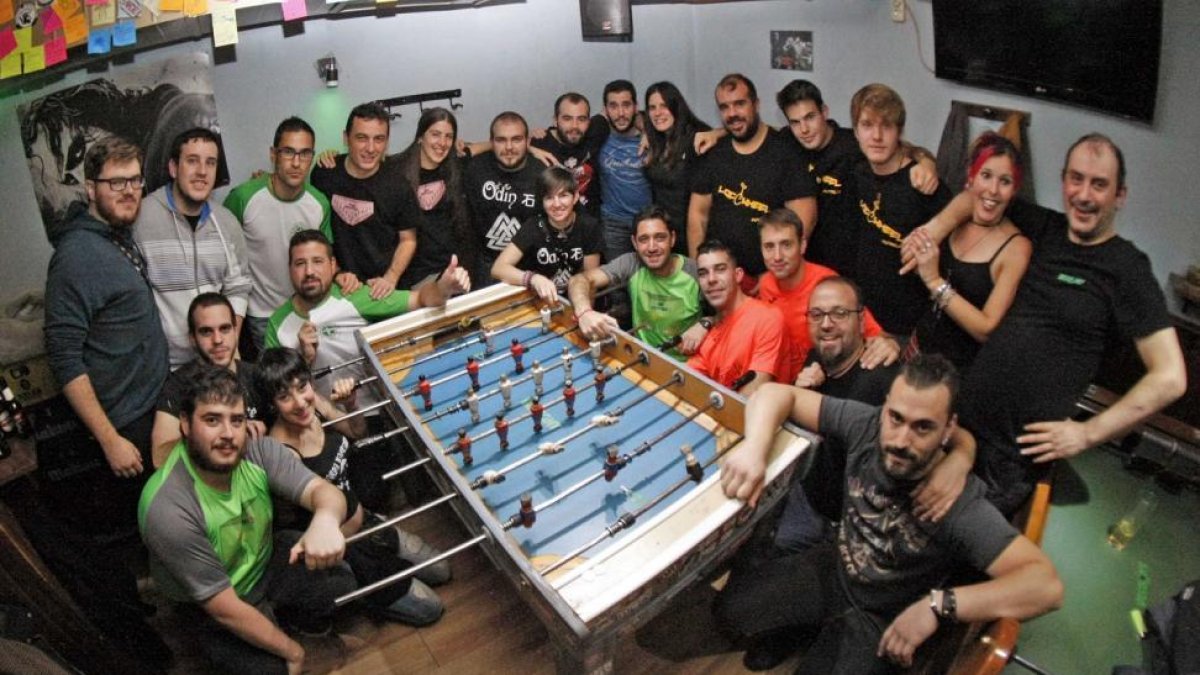 Los viernes es día de liga en el bar Verdant, que se llena de jugadores, amigos y curiosos para disfrutar de la emoción de cada jornada.-MARIO TEJEDOR