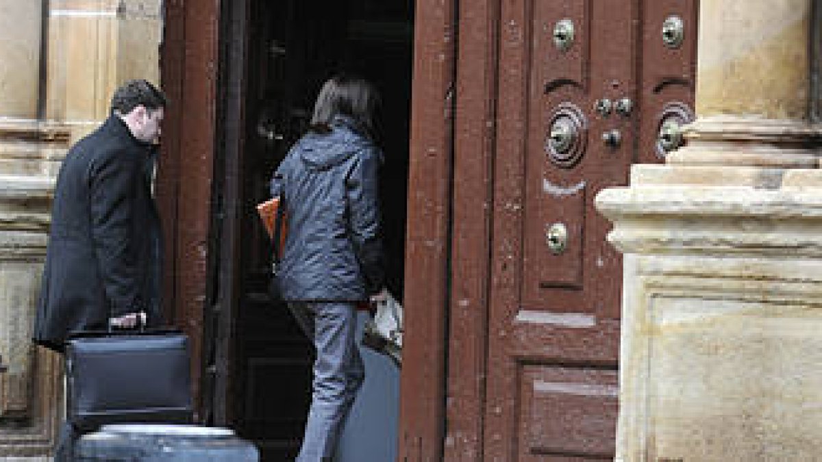 El rumano acusado de abusar de un menor el lunes entrando al Palacio de Justicia. / VALENTÍN GUISANDE-