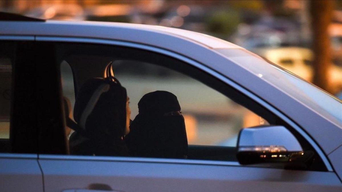 Una mujer saudí aprende a conducir junto a su instructora libanesa, en Riad, el pasado mayo.-FAYEZ NURELDINE (AFP)