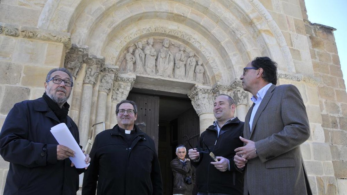 San Juan de Rabanera en una de sus portadas donde ya son visibles los trabajos de restauración.-VALENTÍN GUISANDE