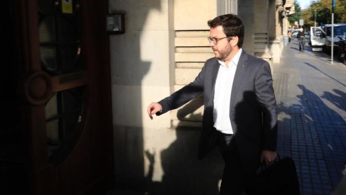 Pere Aragonès, entrando en la Conselleria de Economia, en el 2017.-FERRAN NADEU
