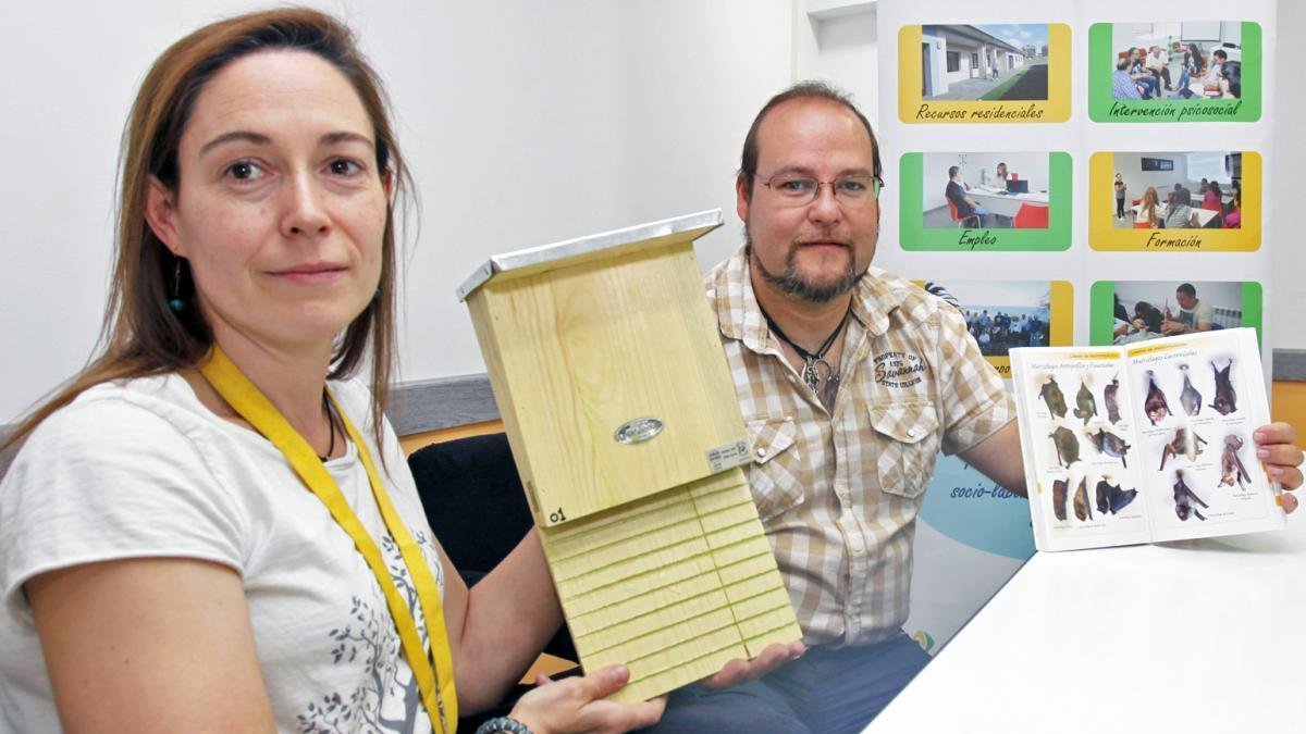 Natalia Briongos y Manuel Meijide durante la presentación de la campaña ‘Apadrina una colonia de murciélagos’.-MARIO TEJEDOR