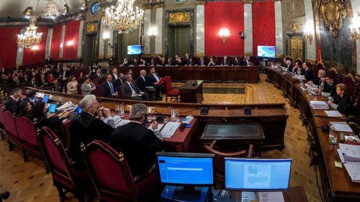 La Sala de Plenos del Tribunal Supremo durante el juicio del ’procés’-EFE / EMILIO NARANJO