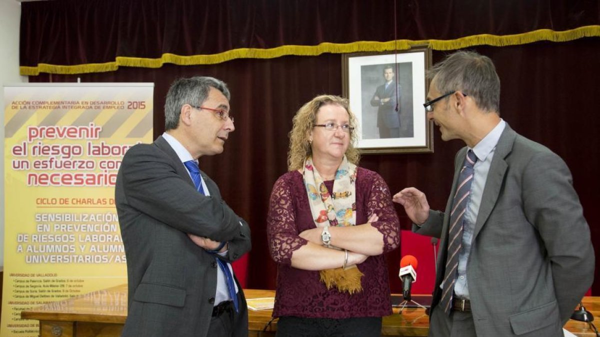 Inauguración de las charlas 'Prevenir el riesgo laboral: un esfuerzo común necesario', presidido por el vicerrector de Promoción y Coordinación de la Universidad de Salamanca, José Ángel Domínguez Pérez (I). En la imagen, Carmen Campelo, secretaria de sal-Ical
