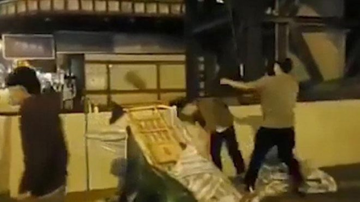 Noqueado un hombre con una tapa de alcantarilla durante las protestas Hong Kong.-VÍDEO: EFE