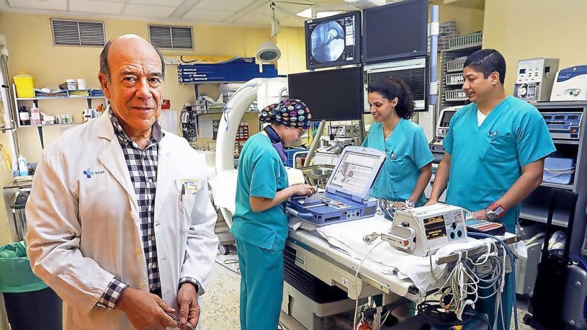 Jerónimo Rubio, en primer plano, en las instalaciones del Hospital Clínico Universitario de Valladolid-J. M. LOSTAU