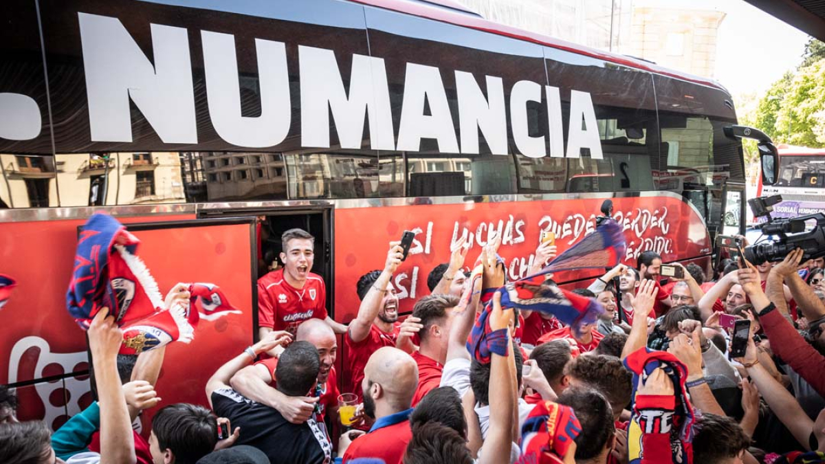El autobús del Numancia ya está preparado para los desplazamientos por la Primera RFEF a la espera de la confección de los dos grupos. GONZALO MONTESEGURO