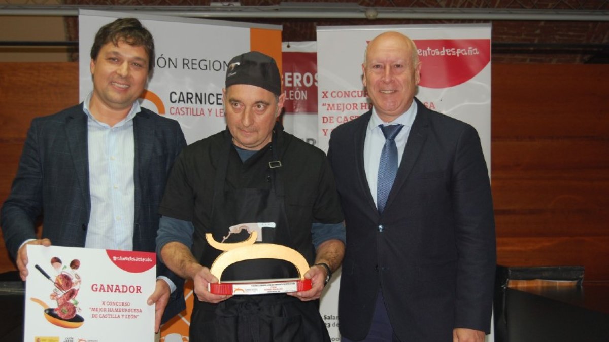 José Manuel Riosalido posa con el galardón a la Mejor Hamburguesa de Castilla y León. PYME.INFO