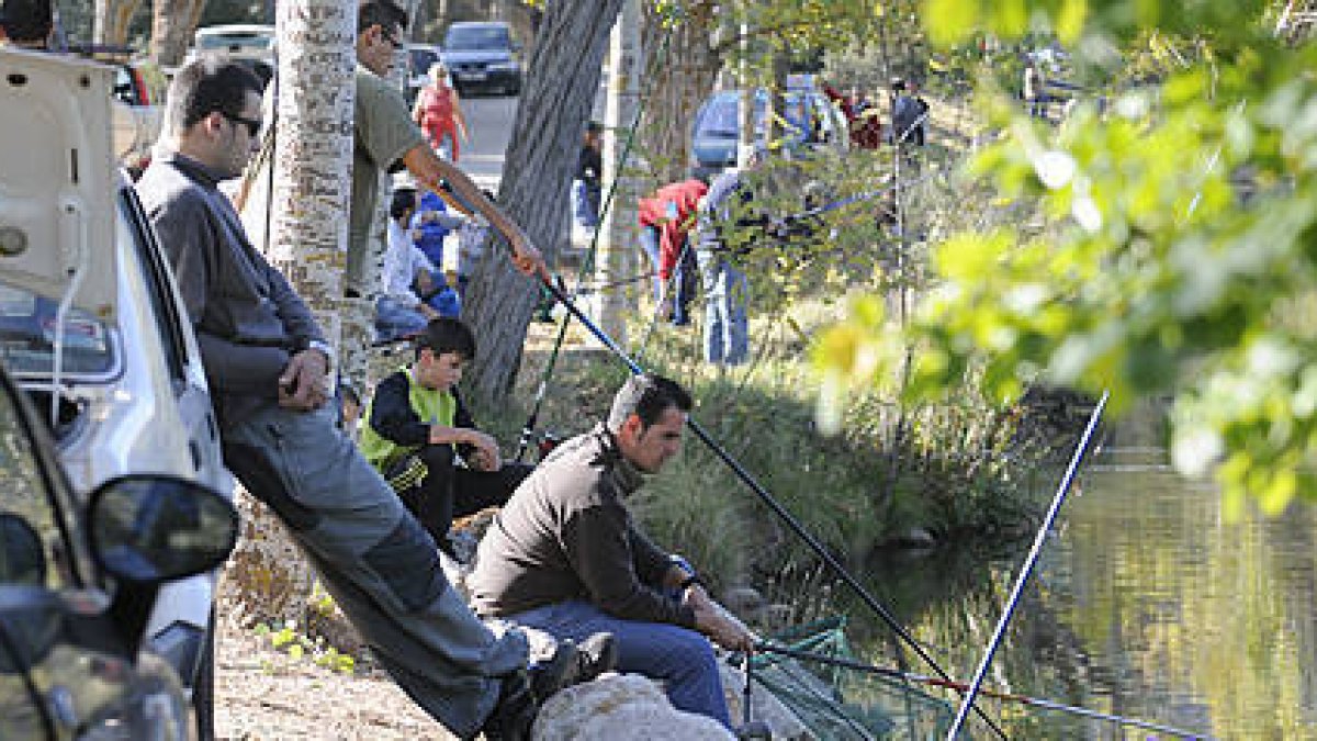 Varios pescadores durante la edición del año pasado de Trofeo San Saturio de pesca. / ÚRSULA SIERRA-