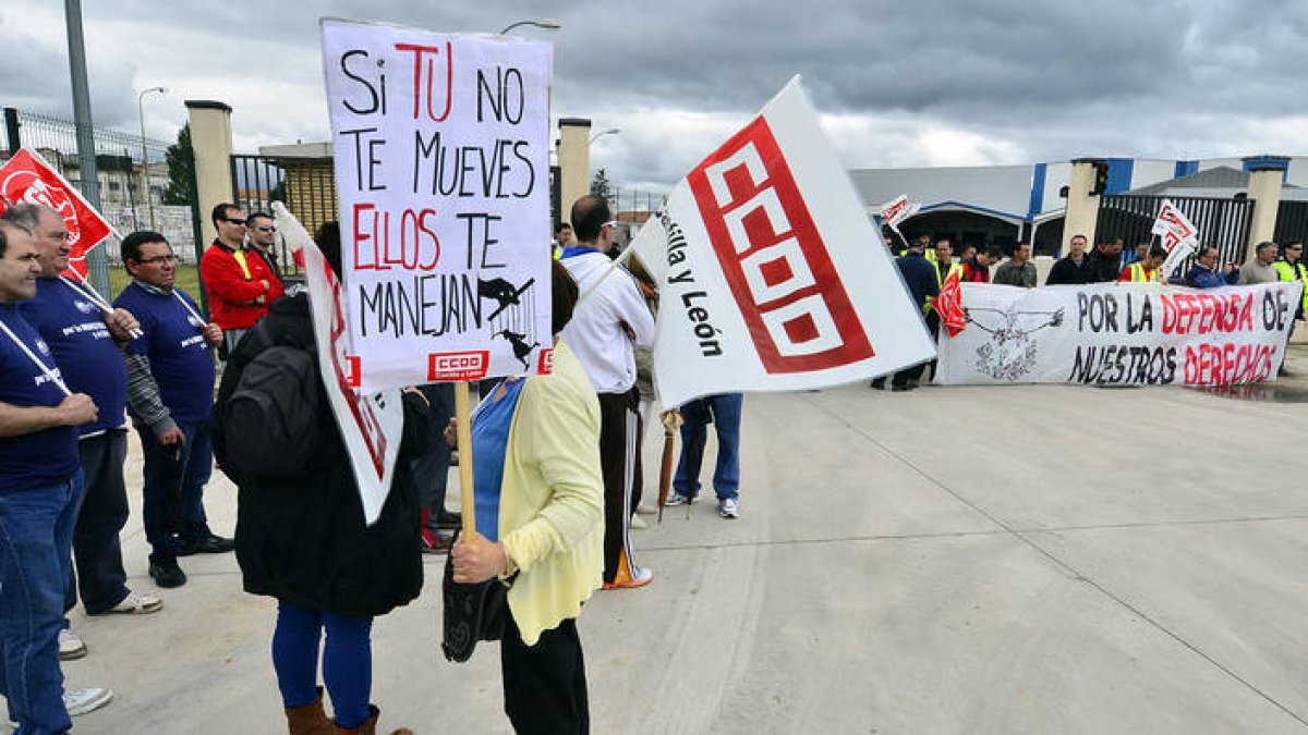 Concentración de trabajadores ante la fábrica de Torras. / ÁLVARO MARTÍNEZ-