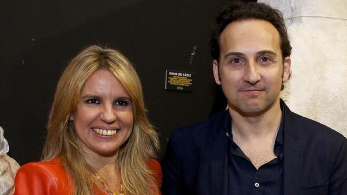 Carmen Porter e Iker Jiménez, en la inauguración de la exposición de 'Cuarto milenio' en Madrid, en abril del 2015.-JUAN NAHARRO GIMÉNEZ