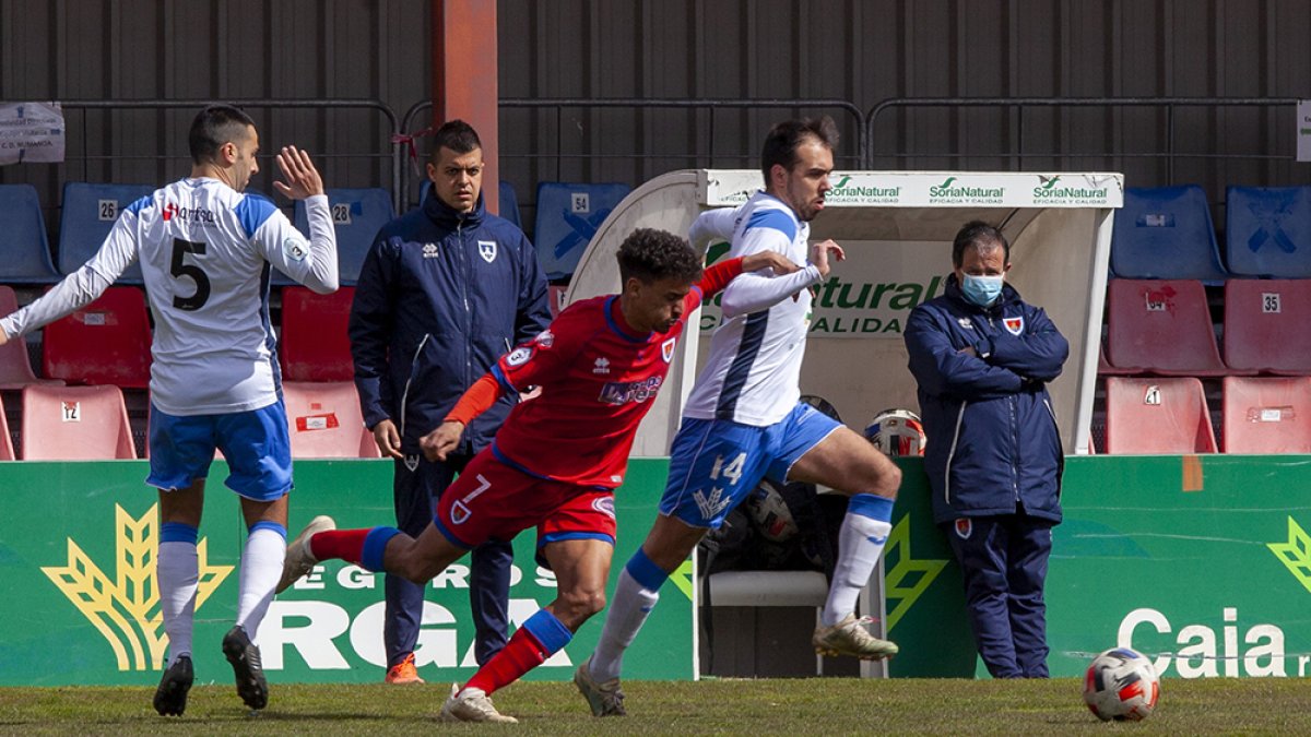 El Numancia B aprovechó los despistes adnamantinos. MARIO TEJEDOR