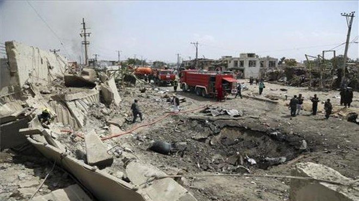 Atentado terrorita en Kabul con coches bomba.-AP