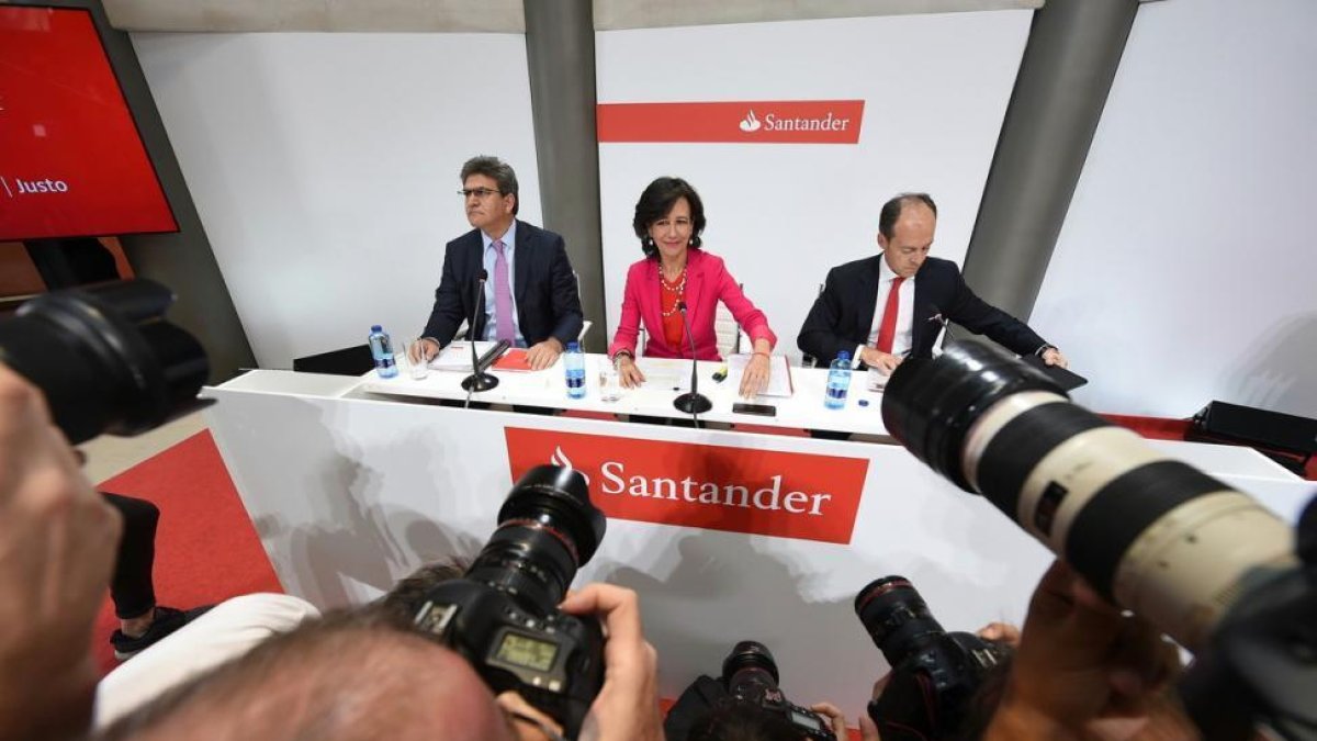 La presidenta del Banco Santander, Ana Patricia Botín, durante la presentación de la compra del Banco Popular.-FERNANDO VILLAR