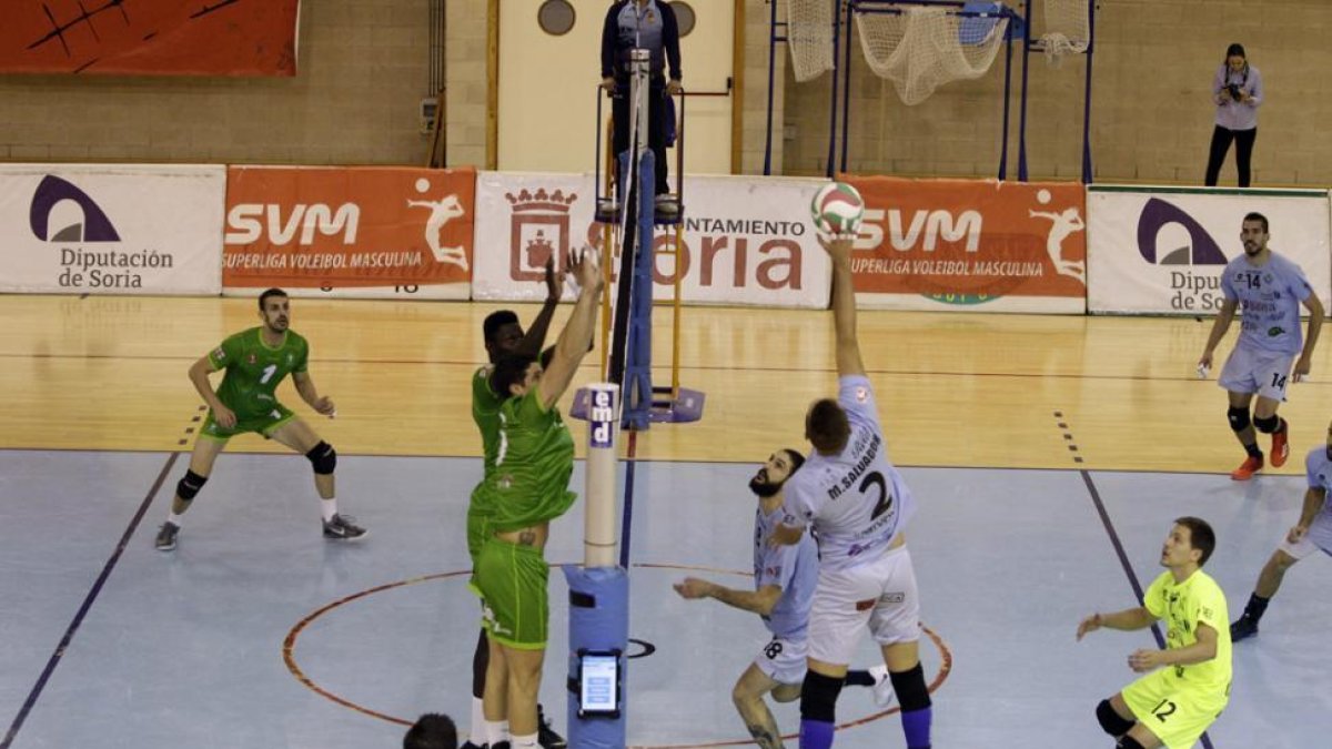 Oriol, a la derecha, en una de las acciones del partido de ayer ante el Unicaja Almería.-LUIS ÁNGEL TEJEDOR