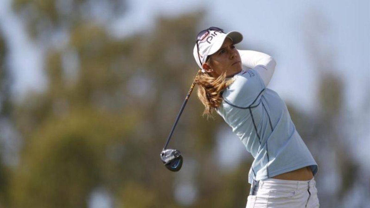 La golfista española Azahara Muñoz, en el 'tee' del hoyo 7.-EFE / JORGE ZAPATA