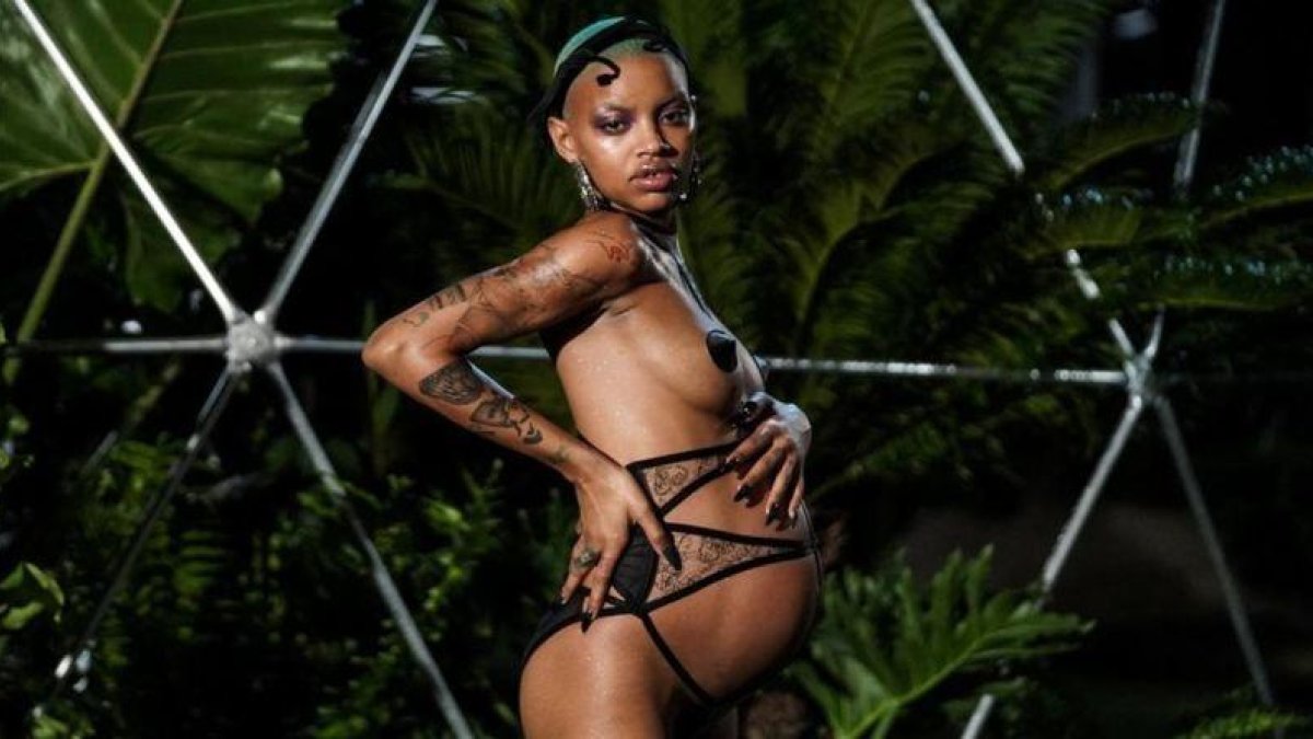 La modelo Slick Woods desfila embarazadísima en la Fashion Week par la marca de lenceríad de Rihanna, Savage x Fenty.-JEENAH MOON
