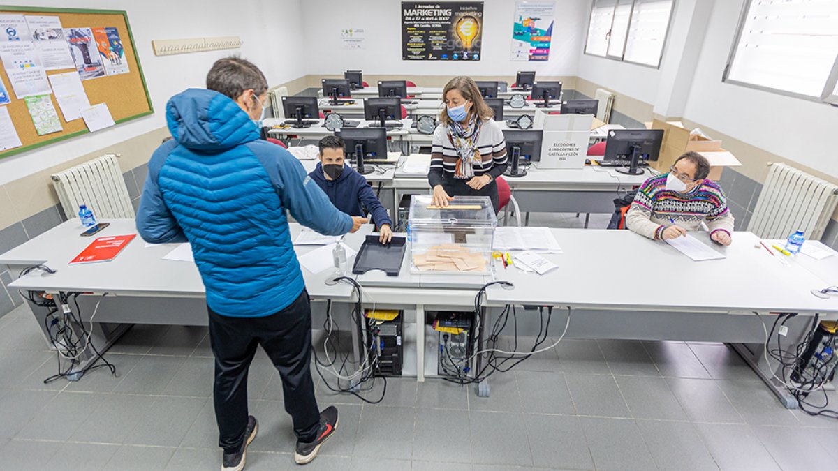 Jornada de comicios para la elección de representantes autonómicos - MARIO TEJEDOR