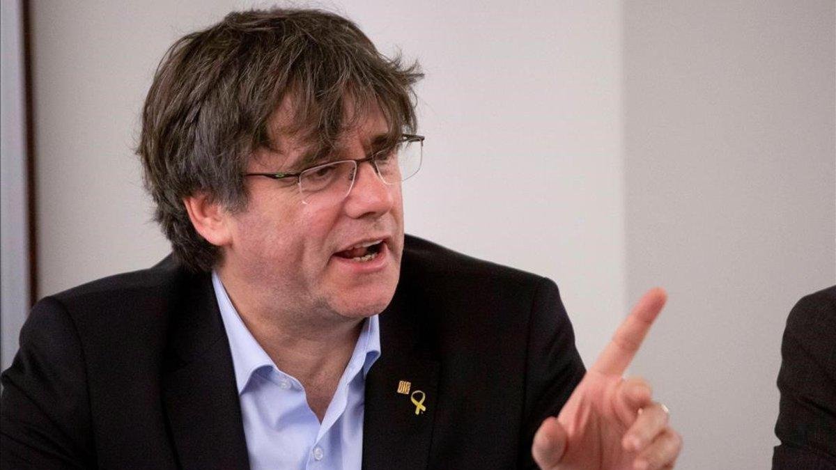El expresident Carles Puigdemont, este domingo, durante la reunión con el grupo de JxCat en Bruselas.-ULIEN WARNAND (EPA)