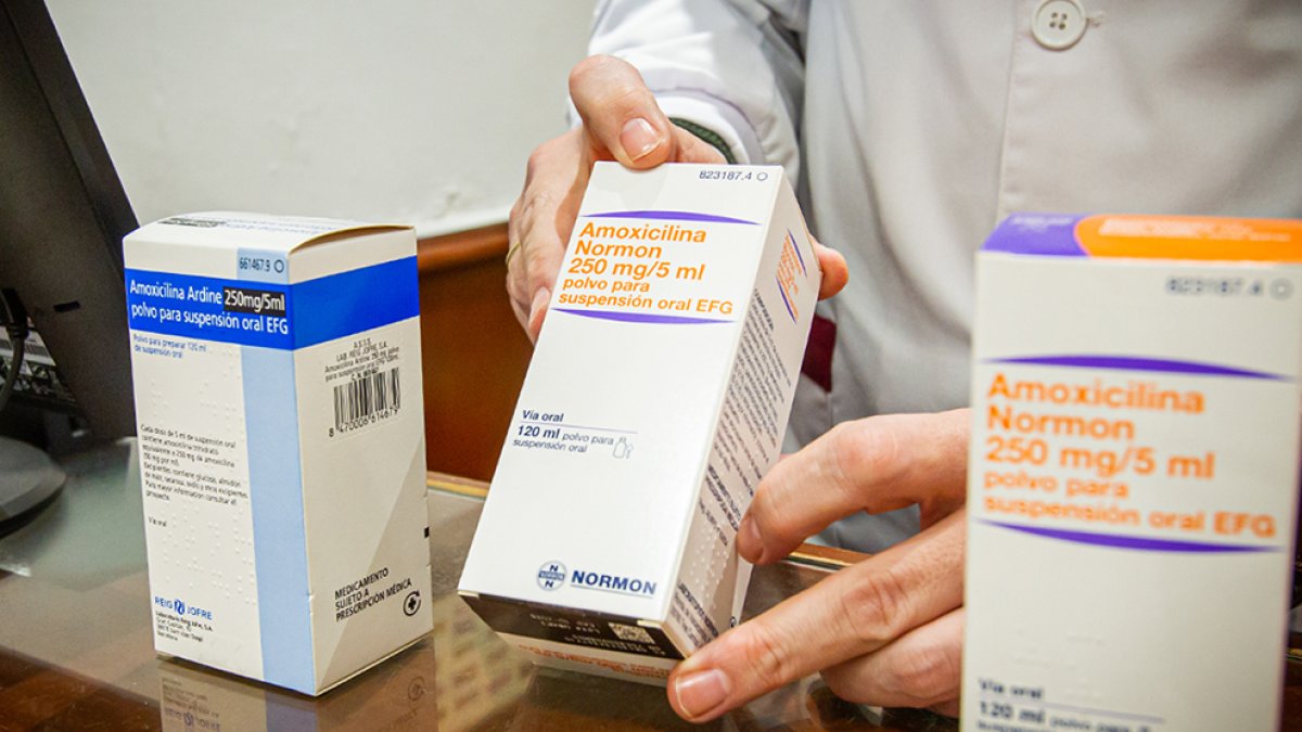 Jarabes de amoxicilina en la farmacia. MARIO TEJEDOR