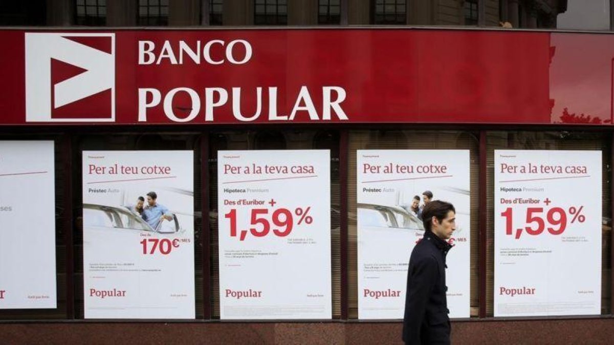 Una oficina del Banco Popular en Barcelona.-EL PERIÓDICO