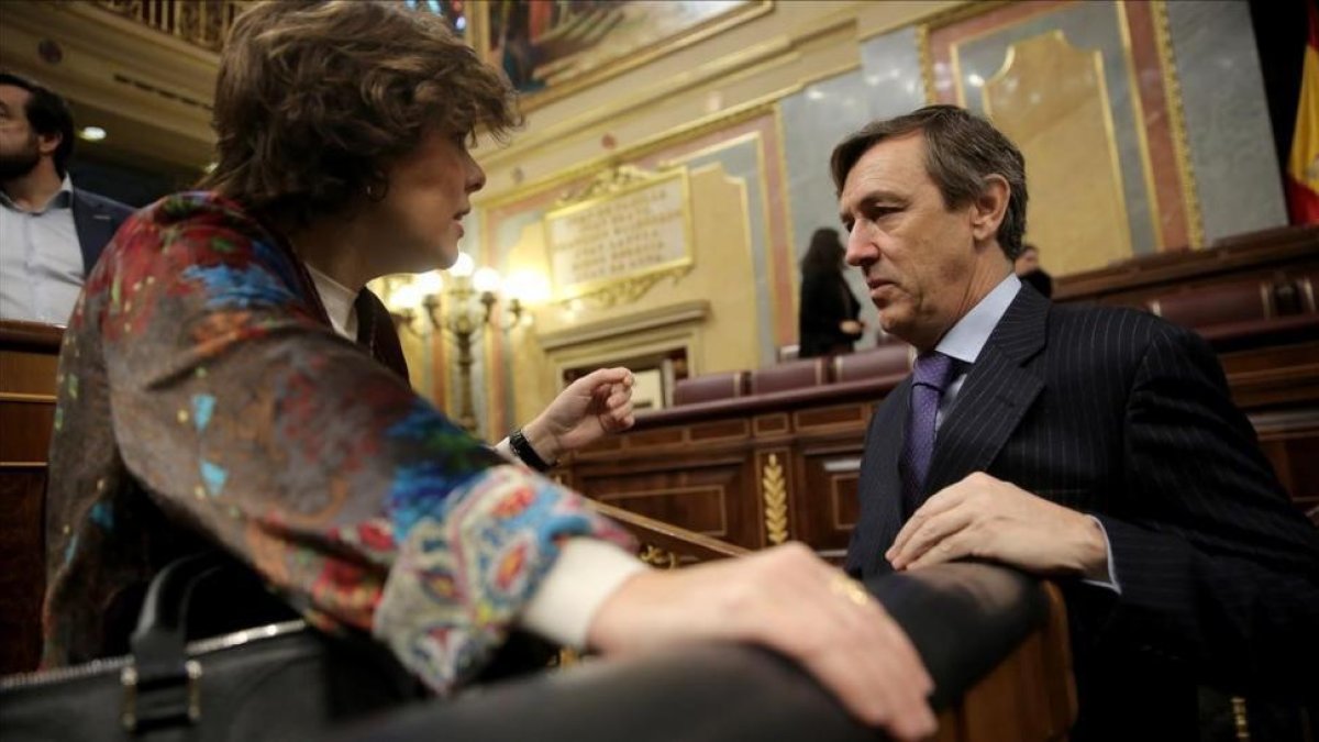 La vicepresidenta conversa con el portavoz popular Rafael Hernando.-JOSÉ LUIS ROCA