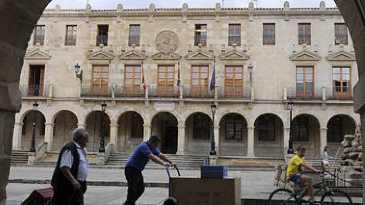 Imagen de la fachada de la Casa Consistorial. / VALENTÍN GUISANDE-