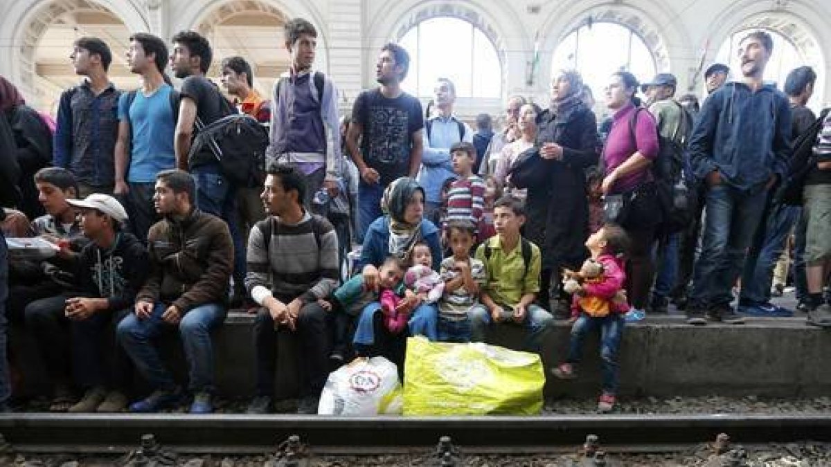 Un grupo de inmigrantes espera al próximo tren en un andén de la estación de Keleti, Hungría.-REUTERS/LASZLO BALOGH