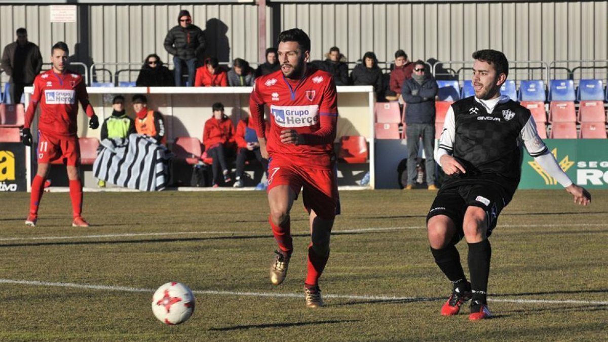 Álvaro Belizón intenta alcanzar el balón ante un rival del Bembibre,ayer.-VALENTÍN GUISANDE